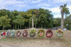 75 jaar na de Slag om Arnhem - Classic Car Road Trip: Herdenkingskransen voor het Airborne Monument op de Ginkelse Heide. Tijdens de Slag om Arnhem eind september 1944...