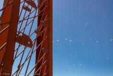 75 jaar na de Slag om Arnhem - Herdenking Slag om Arnhem 2019: De parachutes van de massale paradropping boven&nbsp;de Ginkelse Heide, 75 jaar na de Slag om Arnhem; zijn te zien...