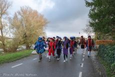 Intocht van Sinterklaas - Intocht van Sinterklaas in een Ford GPW Jeep uit 1942: De traditionele Zwarte Piet met de grote rode lippen was een bron van discussie in...