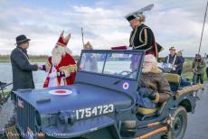 Intocht van Sinterklaas - Intocht van Sinterklaas in een Ford GPW Jeep uit 1942: November 2023, na een rit over de dijk, werd Sinterklaas welkom geheten door de...