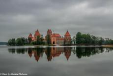 Litouwen 2015 - Classic Car Road Trip: Het kasteel van Trakai is een belangrijk symbool van Litouwen. Het kasteel ligt op een eilandje in het Galvė...