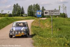 Litouwen 2015 - Classic Car Road Trip Litouwen: Onze Mini Authi bij het geografisch middelpunt van Europa bij het dorp Purnuškės, 26 km ten noorden van...
