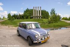 Litouwen 2015 - Classic Car Road Trip: Onze Mini Authi bij de ingang van de kerncantrale Ignalina bij de stad Visaginas. De kerncentrale ligt in...