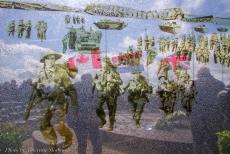 Herdenking Operation Quick Anger 2022 - Westervoort, Herdenking Operatie Quick Anger 2022: Een informatiepaneel met een glazen gedenkplaat maakt deel uit van het monument... Herdenking Operation Quick Anger 2022 - Westervoort, Herdenking Operatie Quick Anger 2022: Een informatiepaneel met een glazen gedenkplaat maakt deel uit van het monument...