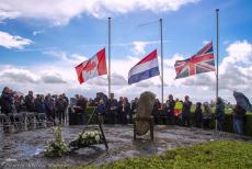 Herdenking Operation Quick Anger 2022 - Herdenking Operatie Quick Anger 2022: De burgemeester van Westervoort en kinderen van een plaatselijke school legden samen een... Herdenking Operation Quick Anger 2022 - Herdenking Operatie Quick Anger 2022: De burgemeester van Westervoort en kinderen van een plaatselijke school legden samen een...