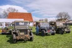 Herdenking Operation Quick Anger 2022 - Herdenking Operatie Quick Anger 2022: Op het terrein van Huize Vredenburg staan, van links naar rechts: een Willys MB Jeep uit... Herdenking Operation Quick Anger 2022 - Herdenking Operatie Quick Anger 2022: Op het terrein van Huize Vredenburg staan, van links naar rechts: een Willys MB Jeep uit...