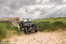 Normandië 2014 - Classic Car Road Trip Normandië: Onze Ford Jeep op Juno Beach, op de achtergrond een Duitse bunker van de Atlantikwall. Juno Beach...