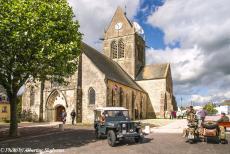 Normandië 2014 - Classic Car Road Trip Normandië: Onze Ford Jeep uit 1942 voor de kerk van Sainte-Mère-Église, een kopie van een...