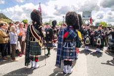 Normandië 2014 - Classic Car Road Trip Normandië: Een Schotse pipes en drumband op de Pegasusbrug in Ranville tijdens de 70-jarige herdenking van...