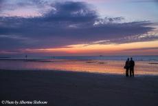 Normandië 2014 - Classic Car Road Trip Normandië: Zonsondergang op Juno Beach, de avond voor de 70ste D-Day herdenking. Nu is Juno...
