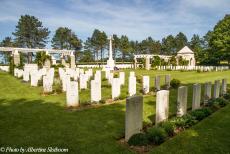 Normandië 2014 - Classic Car Road Trip Normandië: Ryes Oorlogsbegraafplaats in Bazenville. Het dorp Bazenville ligt circa 8 km ten noordoosten van...