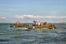 Normandië 2014 - Classic Car Road Trip Normandië, de 70-jarige herdenking van D-Day: DUKW's op zee in het zicht van Juno Beach in Courseulles-sur-Mer. Een...