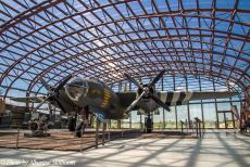 Normandië 2014 - Classic Car Road Trip Normandië: In het Utah Beach D-Day Museum bij Sainte-Marie-du-Mont staat een Martin B-26 Marauder, een Amerikaanse...