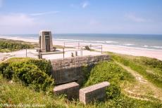 Normandië 2009 - Classic Car Road Trip Normandië: Het monument van de U.S. 5th Engineer Special Brigade op Omaha Beach in Colleville-sur-Mer, gebouwd op een...