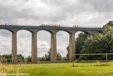 Longbridge IMM - Classic Car Road Trip: Het Pontcysyllte Aquaduct gezien vanaf de Dee Vallei. Het aquaduct werd ontworpen door civiel ingenieur Thomas Telford, het...