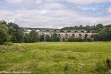 Longbridge IMM - Classic Car Road Trip: Het Chirk Aquaduct, achter het aquaduct ligt het Chirk spoorwegviaduct. Het aquaduct en viaduct overspannen de Ceiriog...