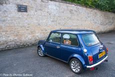 Longbridge IMM - Classic Car Road Trip: Onze Mini Monza op de 'staff only' parkeerplaats van Blenheim Palace, een van de grootste landgoederen in...