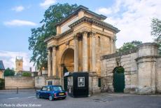 Longbridge IMM - Classic Car Road Trip: Onze classic Mini voor de Poort van Woodstock, één van de poorten van Blenheim Palace. De Poort van Woodstock...