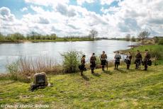 Herdenking Operation Cannonshot 2018 - Herdenkingsrit Operation Cannonshot: Het monument De Oversteek aan de oever van de rivier de IJssel, het monument herdenkt de...