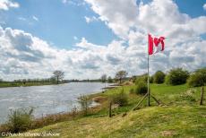 Operation Cannonshot Herdenkingsrit 2018 - Herdenkingsrit Operation Cannonshot: De Canadese vlag staat aan de oever van de IJssel bij het dorp Wilp. In de verte, aan de horizon,...