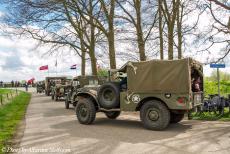 Herdenking Operation Cannonshot 2018 - Herdenkingsrit Operation Cannonshot 2018: De historische militaire voertuigen uit de Tweede Wereldoorlog rijden in colonne over de dijk...