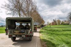 Operation Cannonshot Herdenkingsrit 2018 - Herdenkingsrit Operation Cannonshot: De colonne van historische voertuigen uit de Tweede Wereldoorlog, op weg naar de Dorpskerk van...