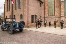 Operation Cannonshot Herdenkingsrit 2018 - Herdenkingsrit Operation Cannonshot: Terwijl de drummers en doedelzakspelers van de band Highland Regiment Pipes and Drums speelden, reden de...