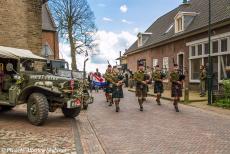 Operation Cannonshot Herdenkingsrit 2018 - Herdenkingsrit Operation Cannonshot 2010: Het Highland Regiment Pipes and Drums loopt al spelend door de Kerkstraat van Wilp,...