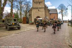 Herdenking Operation Cannonshot 2018 - Herdenkingsrit Operation Cannonshot: Het Highland Regiment Pipes and Drums voor de Dorpskerk van Wilp. In 1945, tijdens de bevrijding van Wilp,...